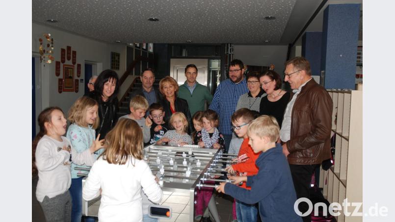 Begeisterte Schulkinder und glückliche Spender beim ersten Kickerspiel. Bild: fsb