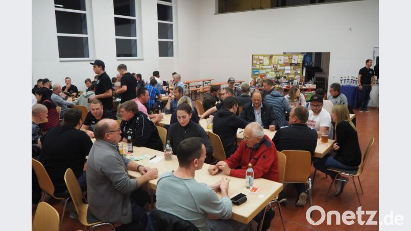 Dicht an dicht sitzen die Kartenspieler beim Preiswatten in der Schulturnhalle. Bild: gz