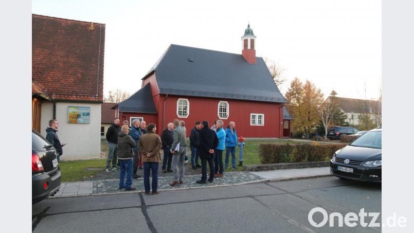 Die Mitglieder des Bauausschusses nahmen Vorplatz und Martin - Luther - Straße in Augenschein. Bild: sne