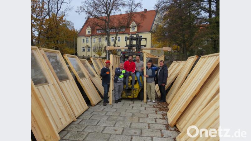Die Buden für den Weihnachtsmarkt im Fischhofpark Tirschenreuth stehen schon: Organistor und Lions-Präsident Franz Göhl (rechts) freut sich, dass sein bewährtes Aufbauteam auch in diesem Jahr wieder beisammen ist und beste Arbeit leistet. Bild: ubb