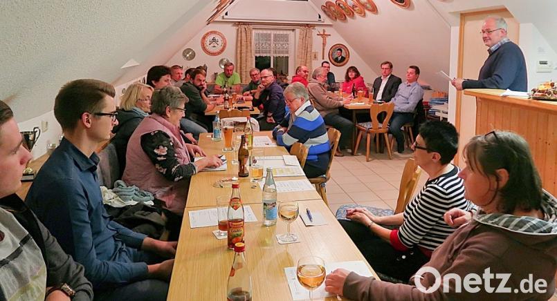 Über eine breite Unterstützung seitens der Vereine freut sich Bürgermeister Gottfried Härtl (rechts stehend) bei der Kartellversammlung der Gemeinde Friedenfels im Schützenheim Frauenreuth. 21 Vereine haben Vertreter und Abordnungen entsandt und zeigen sich für anstehende gesellschaftliche Aufgaben offen. Bild: bsc
