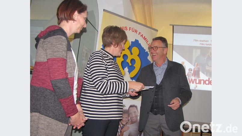 Bürgermeister Franz (rechts) Stahl überreicht einen finanziellen Zuschuss für die Veranstaltungsreihe Familienfilmtage bei der Arbeitsgruppe „Bildung und Umfeld“ . Darüber freuen sich Susanne Piller und Marion Neumann von der Tirschenreuther Beratungsstelle des Netzwerk Bündnis Familie. Bild: exb (Sabine Frank)