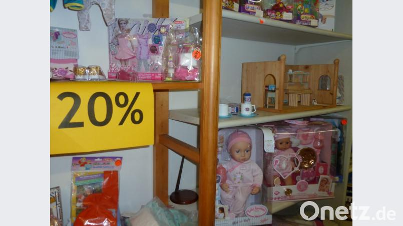 Alles Markenartikel: Puppen, Legosteine und Spiele warten auf neue Besitzer. Bild: Portner