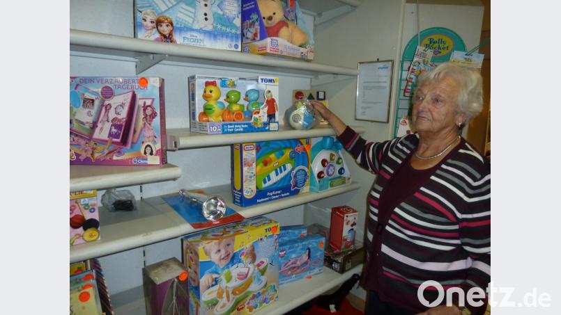 Die Regale leeren sich langsam. Emmi Schießl blickt mit ein wenig Wehmut auf die Jahrzehnte zurück. Bild: Portner