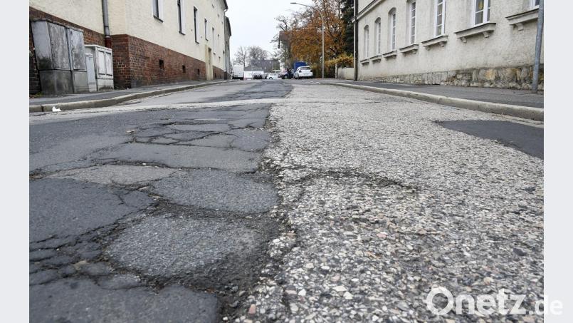Die Dreifaltigkeitsstraße hätte eine Sanierung dringend nötig. Doch zuerst müsste laut Baureferent Markus Kühne der Kanal ausgetauscht werden. Bild: [Petra Hartl