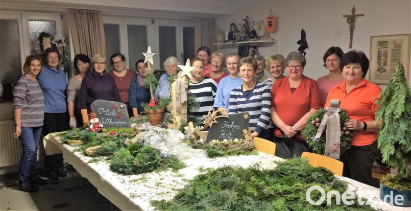 Seit Wochen treffen sich die Frauen um KAB-Vorsitzende Claudia Porst (Sechste von rechts), um für den Weihnachtsmarkt ein breitgefächertes Sortiment anbieten zu können. Bild: mez