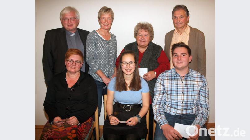 Pfarrgemeinderatsvorsitzender Josef Weinfurtner (hinten, rechts) überreicht gemeinsam mit Pfarrer Gottfried Schubach (hinten, links) Beträge aus dem Erlös des Pfarrfests an Petra Haas für den Kirchenchor, Marianne Reindl für die Seniorenarbeit (hinten, von links), Irene Meier für die Pfarrbücherei, Cornelia Fischer für den Jugendchor Lord’s Day und an Sebastian Zapf (sitzend, von links) für die Blaskapelle St. Georg. Bild: sön
