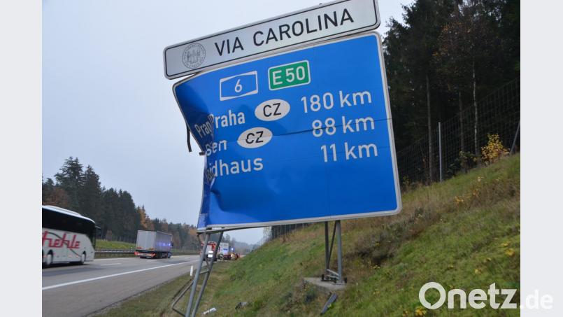 Dieses Hinweisschild stand dem LKW-Fahrer im Weg. Aber vielleicht verhinderte es damit auch Schlimmeres. Bild: dob