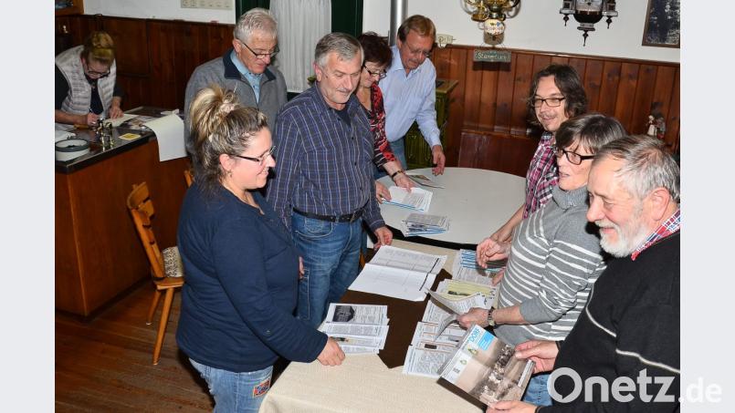 Mit der endgültigen Zusammenstellung der "Waidhauser Dorfgeschichte(n)" als mittlerweile 11. Band des Heimatkundlichen Arbeitskreises befasst sich das Redaktionsteam um Vorsitzenden Andreas Ringholz (Dritter von rechts). Bild: fjo