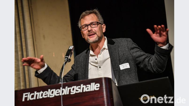 Historiker Volker Weiß zeigt, wie vernetzt zum Beispiel die AfD mit intellektuellen rechtsextremen Kreisen ist. Bild: Florian Miedl