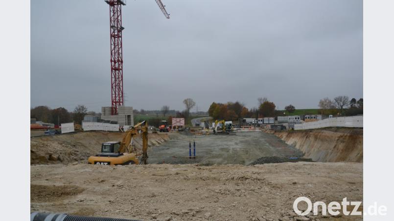 Die Baugrube ist bereit für den viergeschossigen Bau, der mit 120 Metern Länge und 60 Metern Breite neue Dimensionen im Industriegebiet am Ortsrand erreicht. Bild: as