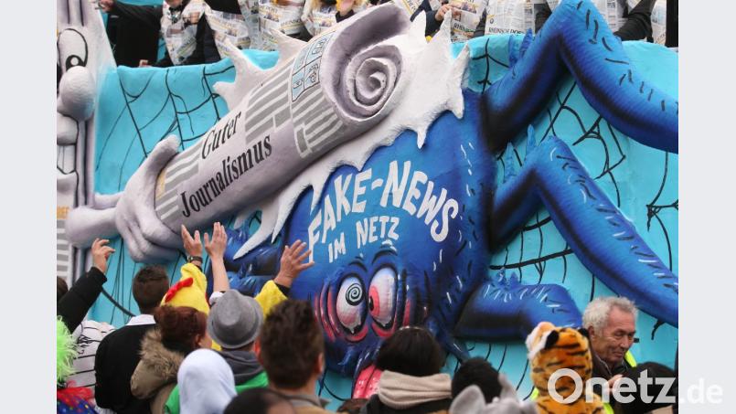 Wenn Narren phantasievoll das Thema „Fake News“ aufs Korn nehmen: Motivwagen beim Düsseldorfer Rosenmontagszug. Bild: Ina Fassbender/dpa