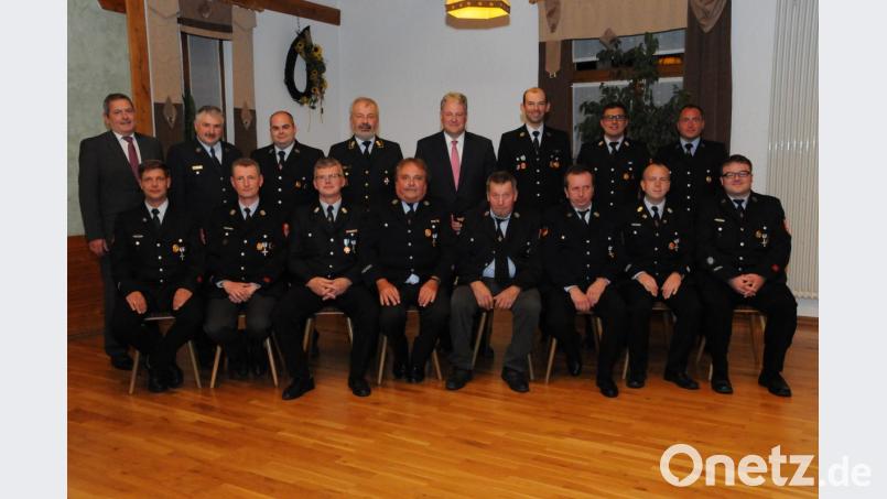Die Geehrten aus den Feuerwehren Auerbach, Michelfeld und Nitzlbuch mit Führungskräften und Kommunalpolitikern. Bild: Christine Hollederer