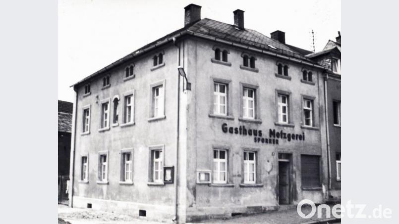 Nicht nur für Organist Fred Schuhmann lag die Sporrer-Gaststätte ideal: Nachdem er die Predigt schon zwei Mal gehört hatte, kehrte er während des letzten Sonntagsgottesdienstes gerne in dem Wirtshaus gegenüber der Stadtpfarrkirche ein. Bild: hev