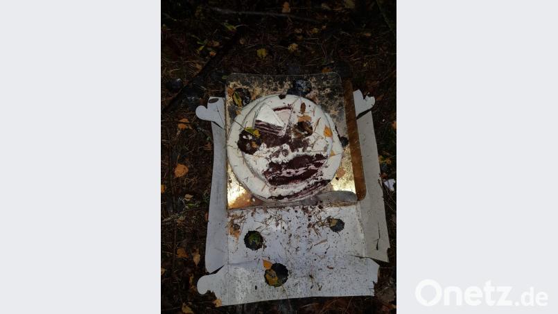 Inzwischen ist die Torte mit Herbstlaub "verziert". Bild: exb