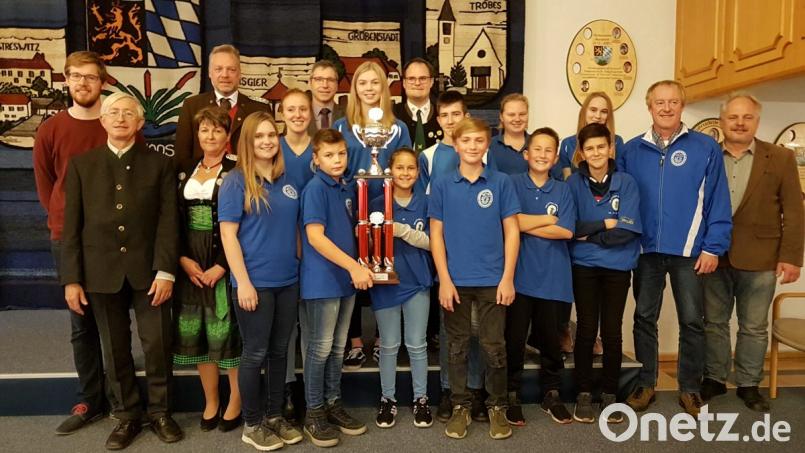 Die jungen Schützen aus Frankenreuth freuten sich über den Gewinn der Gautrophäe. Dazu gratulieren Gaujugendleiter Valentin Kellner, Bezirksschützenmeister Harald Frischholz, Bürgermeister Hermann Ach, Gauschützenmeister Stefan Brandmiller, (hinten von links), Bezirksjugendleiterin Monika Meier-Lechner und die Ehrengäste. Bild: gi
