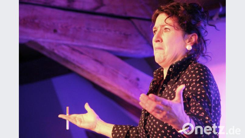 Claudia Lohmann begeistert beim Landestheater Oberpfalz als "Kellnerin Anni". Bild: stg