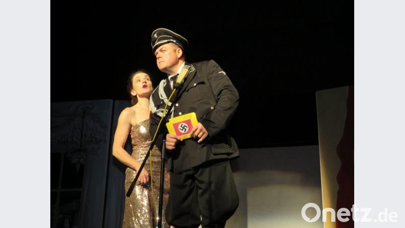 Maria Tura (Petra Sommer-Stark) in den schmierigen Händen von Gestapo-Gruppenführer Erhard (Martin Rother). Bild: ubb