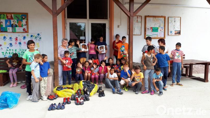 Auch heuer sind Erna Hauer und ihre Begleiter wieder für die &quot;Rumänienhilfe&quot; der Katholischen Kirchenstiftung im Karpatenland, um zu helfen und Spenden zu verteilen. Die Kinder im Kinderheim freuten sich über neue Schuhe und eine Tafel Schokolade, denn die kann sich kaum jemand leisten. Bild: prh
