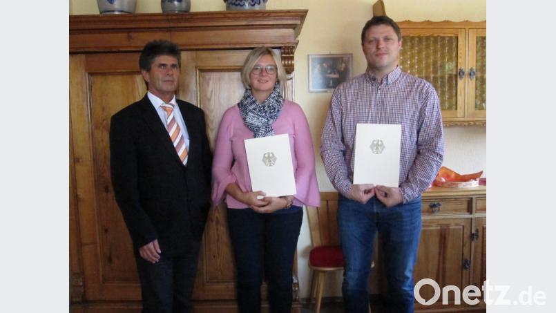 Die Auszeichnung überreichte (von links) Regierungsoberamtsrat Franz Haderer an die Mitarbeiter Elisabeth Schüller und Christian Biegerl. Bild: exb