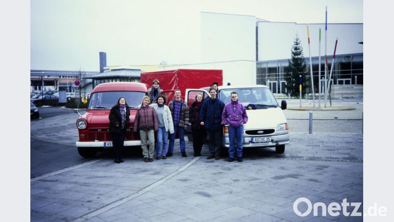 Vor dem ACC, damals gerade frisch eröffnet, stellen sich die Freiwilligen der Aktion Pomoc vor der Abfahrt zum Gruppenfoto auf. Links im Bild der rote Ford Transit, den ein Privatmann aus Kümmersbruck zur Verfügung gestellt hatte. Das Auto hatte es in sich. Bild: Uli Iberer