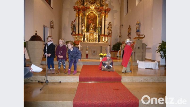 Die Buben und Mädchen spielen gekonnt die Mantelteilung nach. Bild: bk