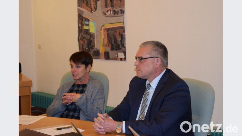 Bürgermeister Richard Tischler stellte dem Stadtrat die neue Museumsleiterin Carola Reul vor. Bild: bnr