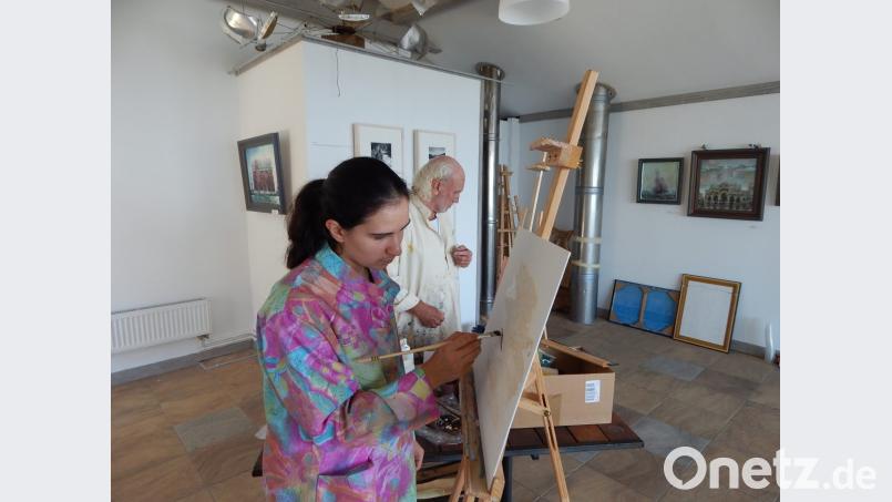 Robin Seur und seine Schülerin Corinna Jungnikl beim Malen. Bild: Wunner/exb
