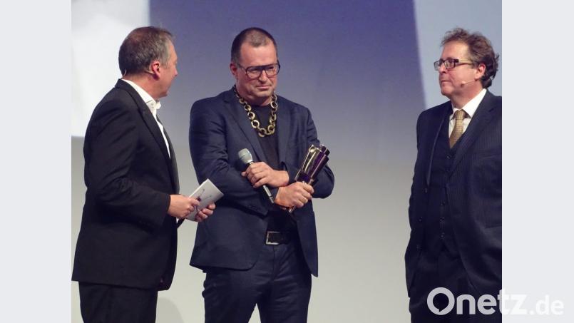 Zwei Oberpfälzer und ein Oberbayer: Rundfunksprecher Thorsten Otto aus Weiden (links) moderierte, der gebürtige Schwandorfer Objktkünstler Christian Schnurer (Mitte) erhielt den Kulturpreis des Bayernwerks und Richard Loibl, Direktor des Haus der Geschichte in München, hielt die Laudatio. Bild: hou