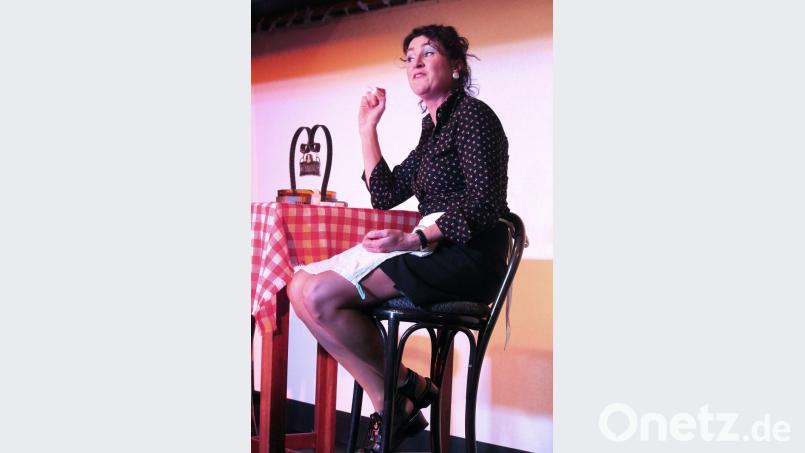 Claudia Lohmann begeistert beim Landestheater Oberpfalz als "Kellnerin Anni". Bild: stg