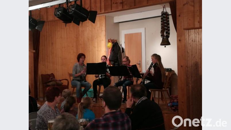 Das Klarinettenquintett bildete den musikalischen Auftakt zum ersten Unterauerbacher Pfarr-Cafe, das sehr gut angenommen wurde. Bild: ga