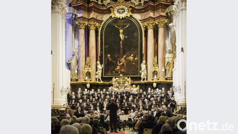 Der Basilikachor und der Chor Rastislav unter Leitung von Kirchenmusikdirektor Andreas Sagstetter beim Herbstkonzert 2015. Am Sonntag stehen beide Chöre zum zehnten Male gemeinsam vorm Hochaltar. Bild: Katholische Kirchenstiftung/exb