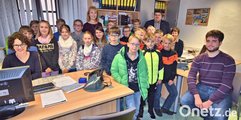 Die Schüler der Klasse 4a mit den beiden Bürgermeistern Brigitte Bachmann und Dieter Dehling (hinten), sowie Lehramtsanwärter Martin Steinberger (rechts). Bild: no