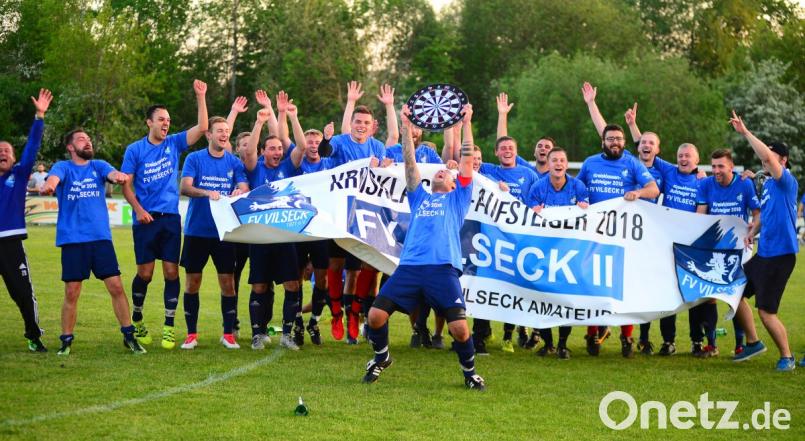 Feiern bis zum Umfallen: Die Vilsecker Reservisten ließen es als Meister der A-Klasse Süd krachen. Bild: ref