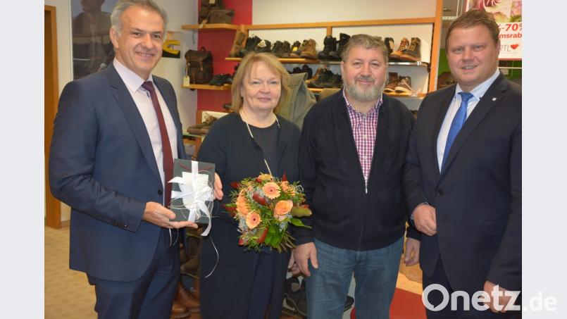 Glückwünsche zum 70-jährigen Bestehen des Schuhhauses Mörtl überbrachten Bürgermeister Roland Grillmeier (links) und Gewerbefördervereins-Vorsitzender Stefan Grillmeier (rechts). Darüber freuten sich Geschäftsführerin Christine Mörtl-Wurdack und Ehemann Josef Wurdack. Bild: jr