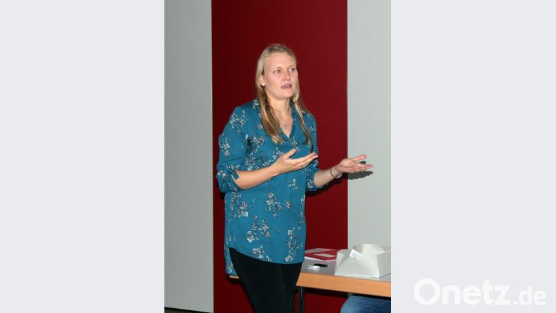 Quartiersmanagerin Stefanie Baier berichtet im Stadtrat über das „Leben plus“-Projekt. Bild: stg