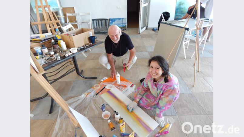 Corinna Jungnikl arbeitet mit Schwamm, Robin Seur begleitet sie fachmännisch. Bild: Wunner/exb