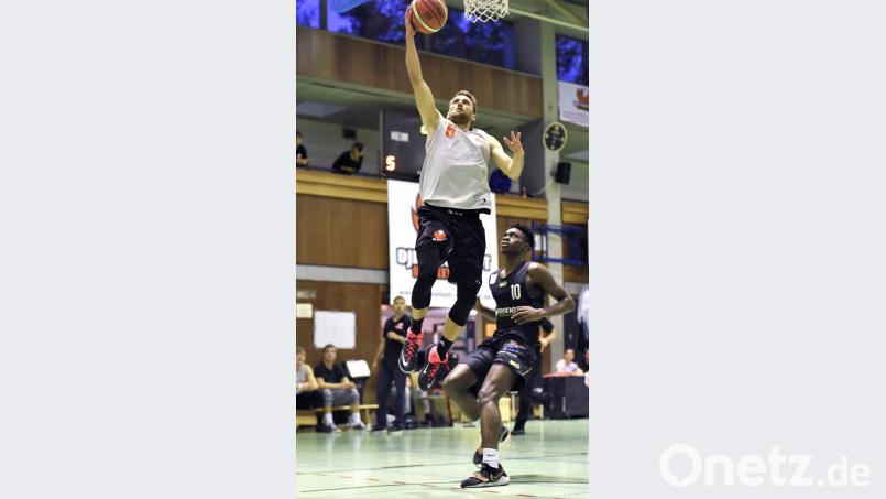 Captain Tobias Merkl (am Ball) verletzte sich in der Vorwoche in Leipzig am Sprunggelenk. „Ein Einsatz ist extrem unwahrscheinlich“, sagt Bruder und Coach Stefan Merkl. „Wir werden da kein Risiko eingehen.“ Bild: Büttner, Gerhard