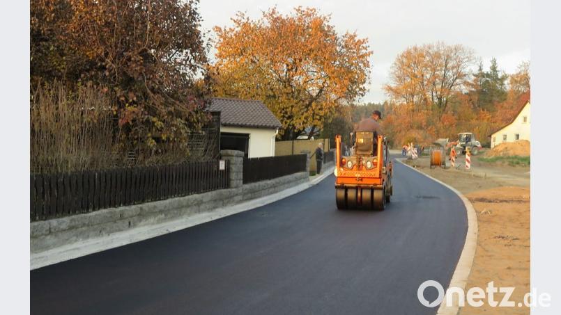 Auch über die Erschließungsarbeiten rund um das Baugebiet "Am Kühberg" in Kröblitz verschafften sich die Mitglieder des Bauausschusses einen Überblick. Unter anderem wurde die Zufahrtsstraße zum Baugebiet in der vergangenen Woche asphaltiert. Bild: Hirsch