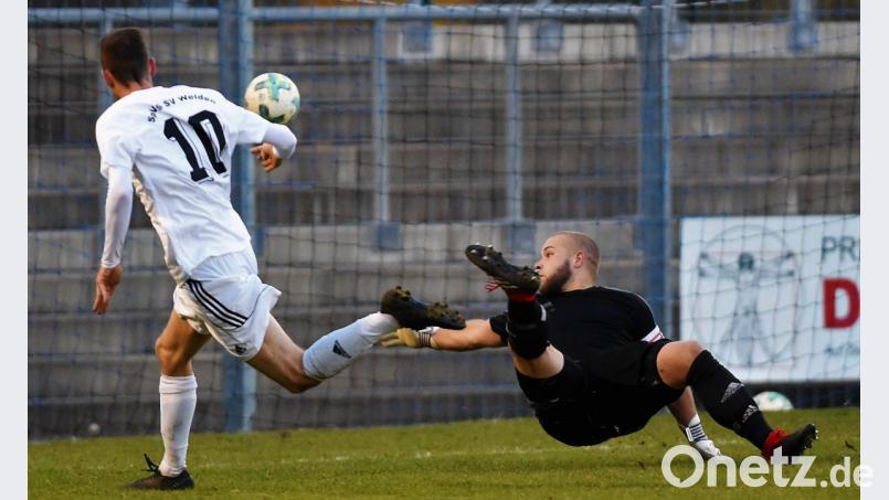 Das war das 1:0 für Weiden: Michael Busch schießt am Etzenrichter Torwart Michael Heisig vorbei zum 1:0 ein. Bild: Büttner, Gerhard
