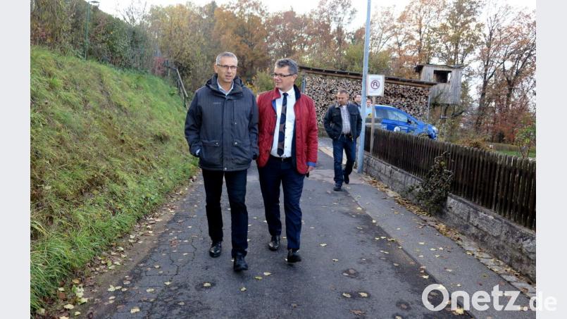 Bürgermeister Martin Birner, Mitarbeiter der Verwaltung und die Mitglieder des Bauausschusses überzeugten sich, dass in der Haydnstraße Handlungsbedarf besteht. Bild: Hirsch
