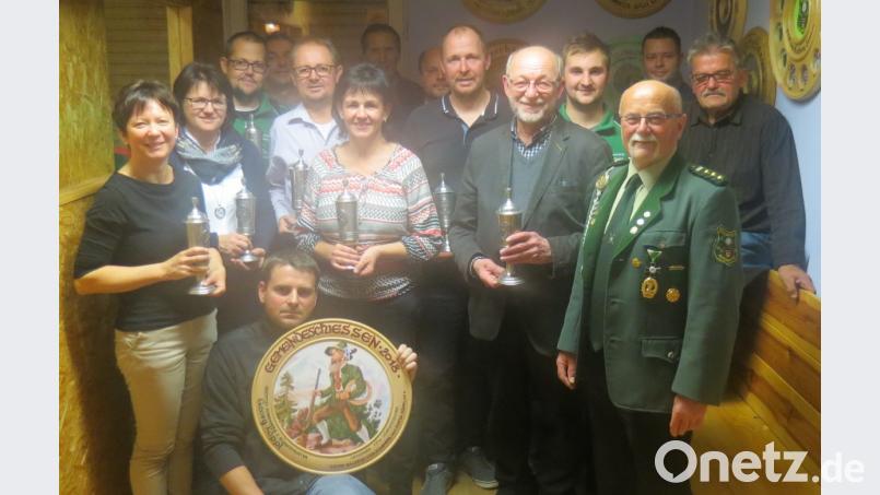 Mit 185 Teilnehmern aus 13 Vereinen erreichte das Gemeindepokalschießen heuer eine Rekordmarke. Darüber freuten sich auch Schützenmeister Willi Lindhof (Zweiter von rechts) und Schirmherr, Bürgermeister Georg Köppl (Fünfter von rechts) bei der Übergabe der Pokale an die Vereinsvertreter. Bild: kö