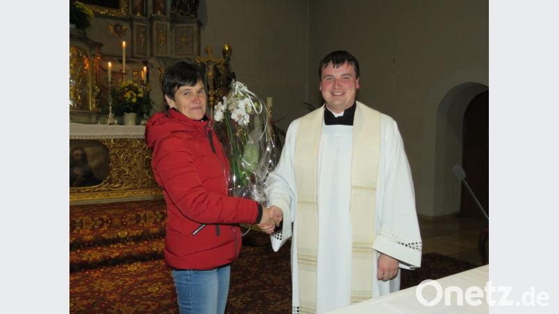 Waltraud Konrad freute sich sehr über die Urkunde und die netten Worte von Pfarrer Roeb. Bild: ubb