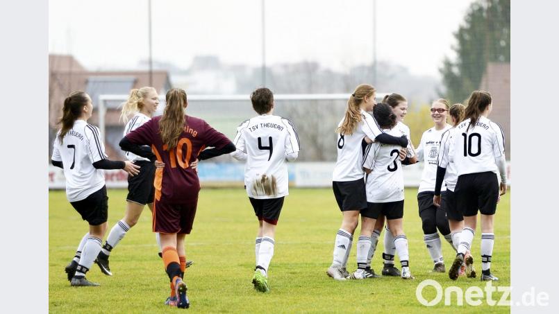 Viermal hatten die jungen Spielerinnen des TS'V Theuern am Sonntag vormittag Gelegenheit zum kollektiven Torjubel, hier nach dem 2:0 durch Kapitänin Cennet Oruc in der 34. Spielminute, während Sabrina Groß vom SV Wilting (links vorne) enttäuscht die Hände in die Hüften stützt. Bild: Ziegler