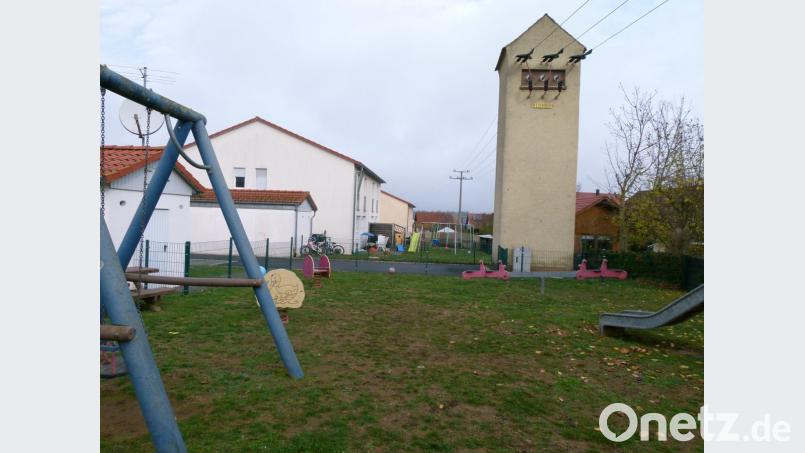 Quer durch die Wohnbereiche "Hinterer Rücken" und US-Siedlung (ehemals Firma Kalb) verläuft eine 20 KV-Leitung. Der SPD-Stadtrat fordert sich Erdverkabelung. Bild: rn