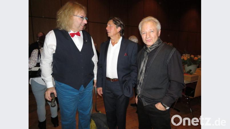 Theaterfachmann Guido Rind bescheinigte dem MTT-Vorsitzenden Florian Winklmüller und dem Regisseur Manfred Grüssner (von links) eine hervorragende Leistung bei der Umsetzung des Stücks. Bild: ubb