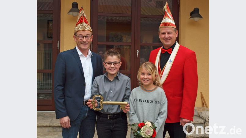 Bürgermeister Erwin Geitner übergibt an Kinderprinz Tim I. den Rathausschlüssel, Blumen bekam Kinderprinzessin Angelina I. Präsident Daniel Kellner (links) freut sich auf die neue Saison. . Bild: sön