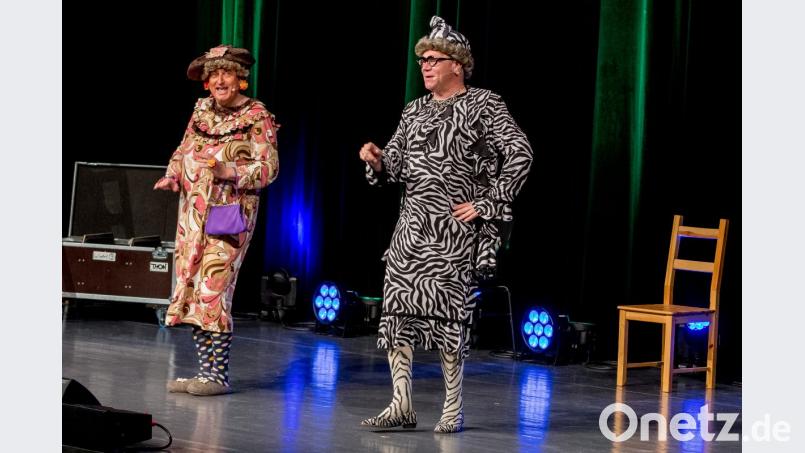 Mit ihrer Paraderolle Waltraud und MAriechen erlangten die beiden Komiker Kultstatus. Das gefällt auch dem Amberger Publikum Bild: chl