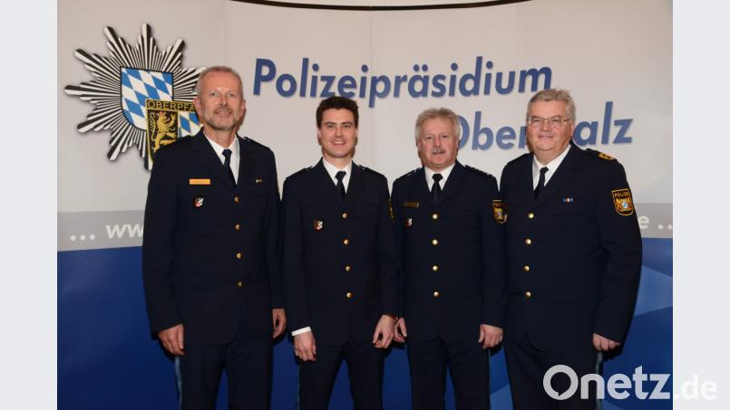 Leitender Polizeidirektor Thomas Schöniger (links) und Polizeipräsident Gerold Mahlmeister (rechts) stellen sich zum Erinnerungsfoto mit dem neuen Leiter der Grenzpolizeiinspektion Waidhaus, Polizeihauptkommissar Gerhard Lutzenberger (2. von links) und seinem Vorgänger, Erster Polizeihauptkommissar Siegfried Meckl (2. von rechts). Bild: bey