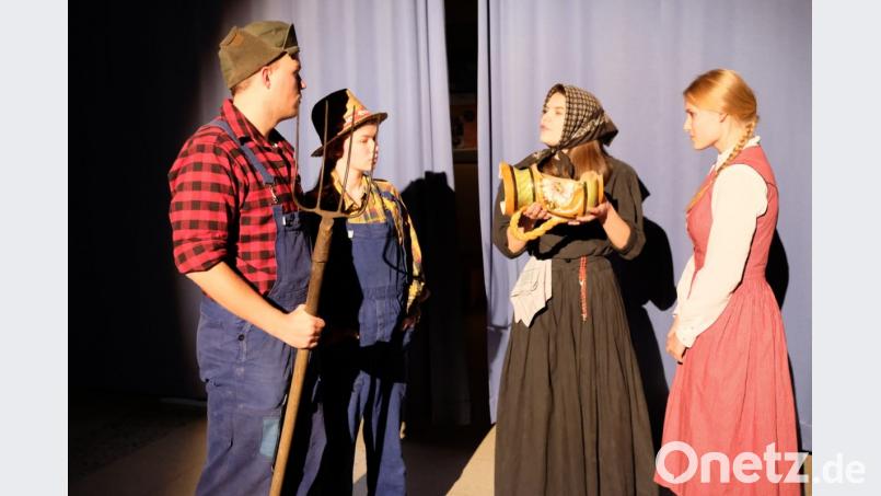 Mit dem Lustspiel „Der zerbrochene Krug“ gelingt dem „Projekt-Seminar Theater“ am Gymnasium Eschenbach ein Glanzstück jugendlicher Schauspielkunst. Ein gelungenes Beispiel, wie man einem Klassiker einfallsreich zu Leibe rückt. Bild: do